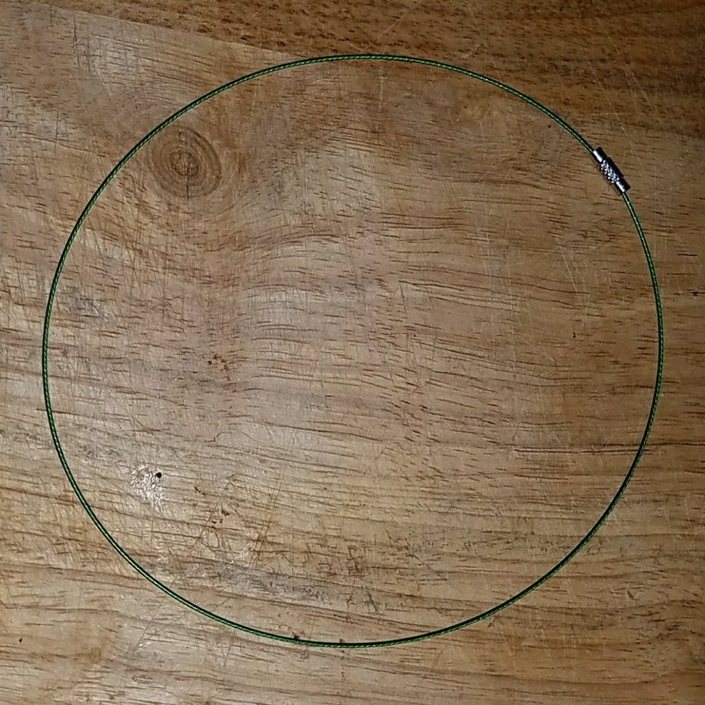 Green twisted wire choker with silver closure.